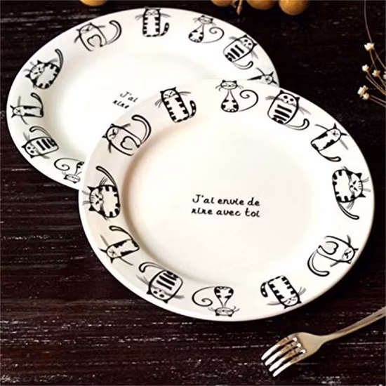 Prato esmaltado preto de metal, bife, salada, sobremesa, prato esmaltado